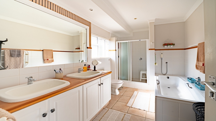 5 Bedroom Property for Sale in Paradise Western Cape